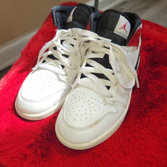 Sneakers - Picture 1 of 5
